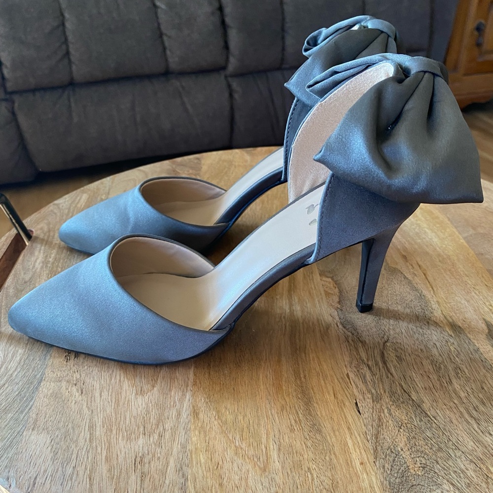 Journee Collection women’s Tanzi pointed Toe stiletto Heel pumps